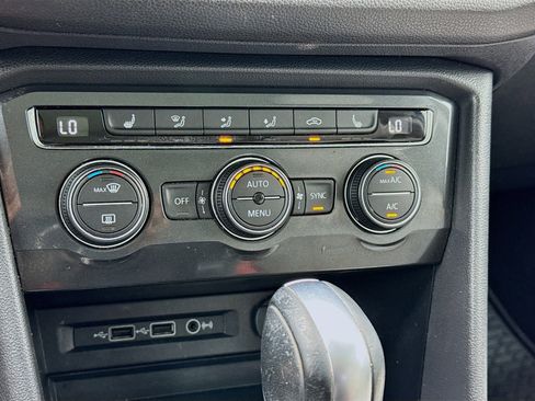 Used 2018 Volkswagen Tiguan SE w/ Panoramic Sunroof Package image 12