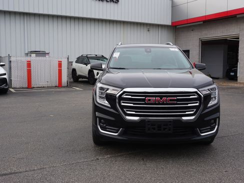 Used 2022 GMC Terrain SLT image 2
