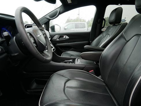 Used 2025 Chrysler Pacifica Limited FWD image 9