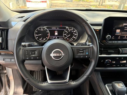 Used 2025 Nissan Pathfinder SV FWD image 30