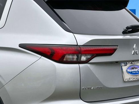 Used 2023 Mitsubishi Outlander SE AWD/4WD image 10