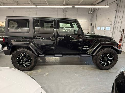 Used 2018 Jeep Wrangler Unlimited Sahara w/ Connectivity Group image 7