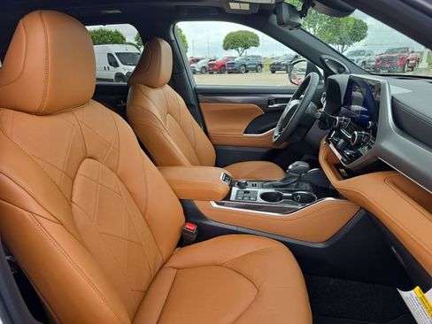 New 2026 Toyota Highlander Platinum image 10