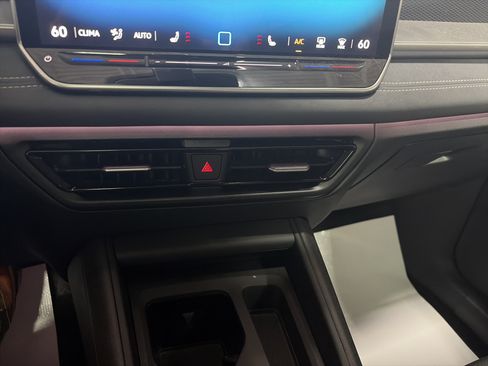 Certified 2025 Volkswagen Tiguan SE AWD/4WD image 24
