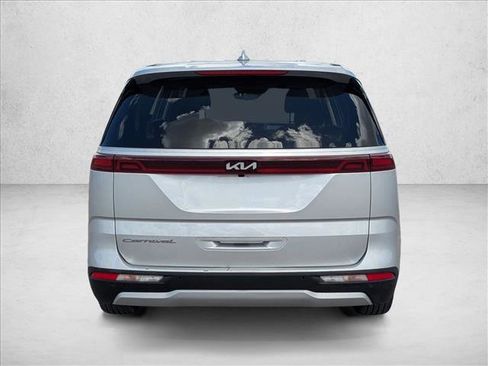 Used 2022 Kia Carnival LX image 6
