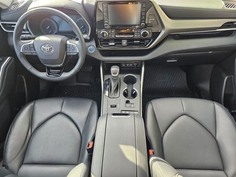 Used 2021 Toyota Highlander XLE image 18