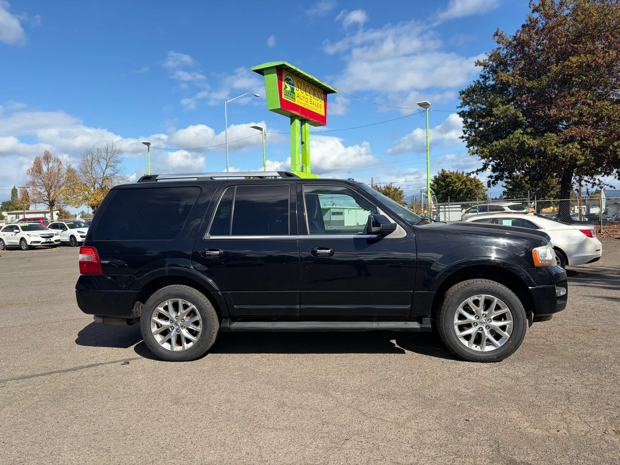 Used 2016 Ford Expedition Limited AWD/4WD image 2