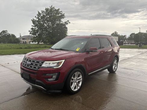 Used 2017 Ford Explorer XLT w/ Equipment Group 202A FWD image 4