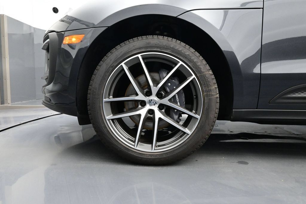 Certified 2025 Porsche Macan AWD/4WD image 6