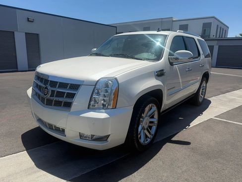 Used 2015 Cadillac Escalade Luxury RWD image 2