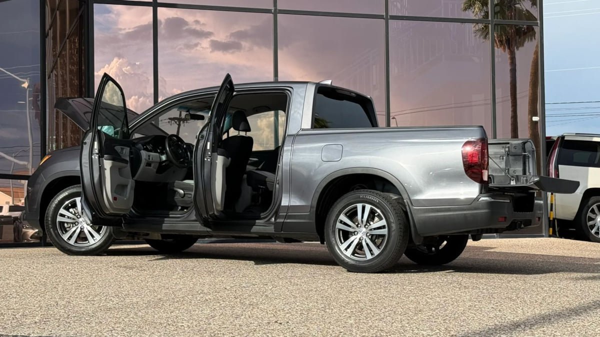 Used 2017 Honda Ridgeline RTS image 29