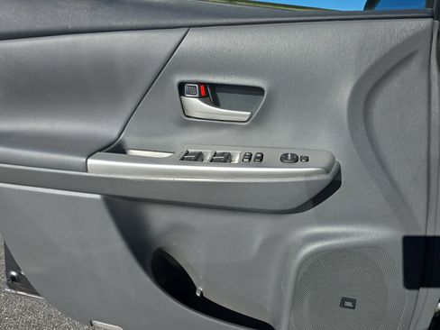 Used 2014 Toyota Prius V Five image 23