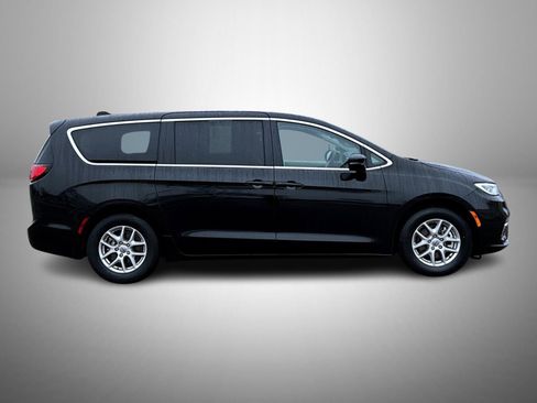 Certified 2024 Chrysler Pacifica Touring-L image 4