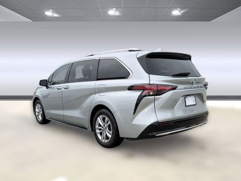 Used 2022 Toyota Sienna Limited image 3
