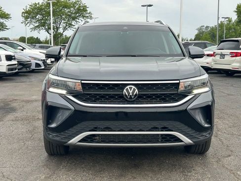 Used 2023 Volkswagen Taos SE AWD/4WD image 2
