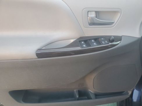 Used 2019 Toyota Sienna XLE image 19