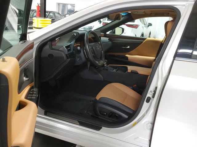 Used 2025 Lexus ES 300h w/ Premium Package FWD image 20