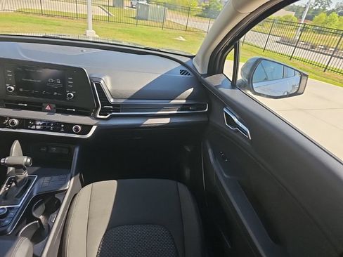 Used 2025 Kia Sportage LX FWD image 24