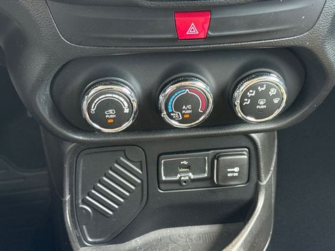Used 2016 Jeep Renegade Latitude FWD image 29