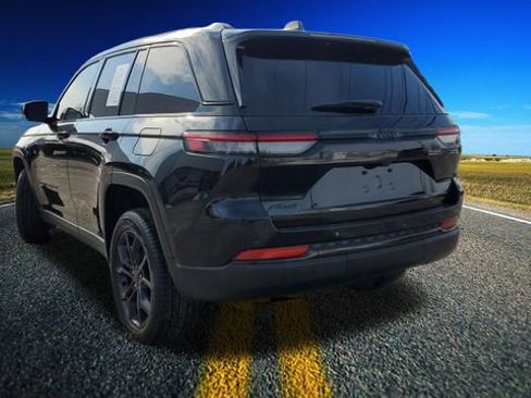 Certified 2025 Jeep Grand Cherokee Limited image 2