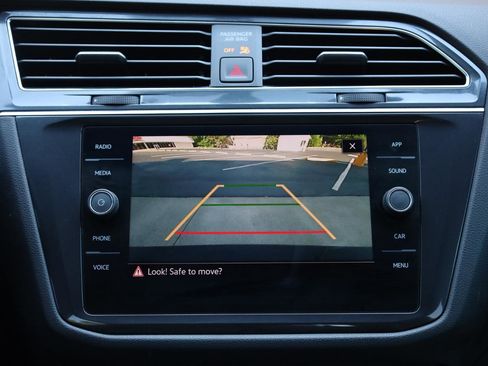 Used 2021 Volkswagen Tiguan SE FWD image 35