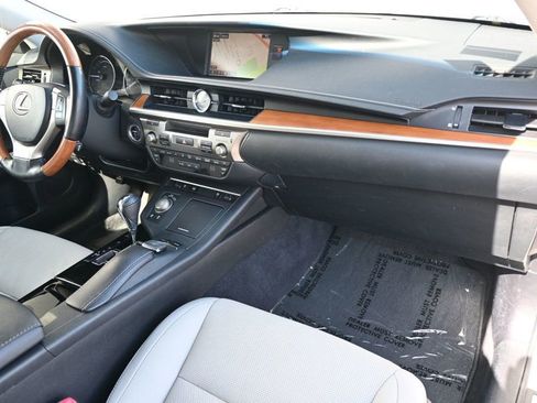 Used 2015 Lexus ES 300h 4dr Sedan Hybrid w/ Navigation System Package image 9