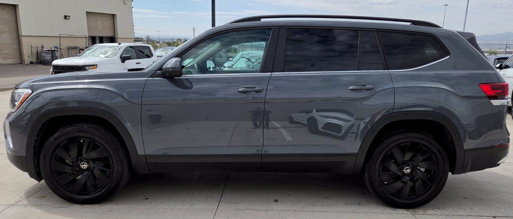 Used 2025 Volkswagen Atlas SE w/ Panoramic Sunroof Package FWD image 6
