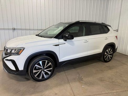 Certified 2023 Volkswagen Taos SE FWD image 2