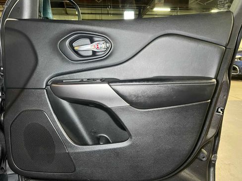 Used 2019 Jeep Cherokee Latitude Plus FWD image 10