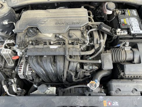 Used 2021 Hyundai Elantra SE image 32