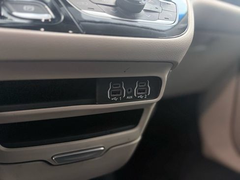 Used 2024 Chrysler Pacifica Touring-L FWD image 32