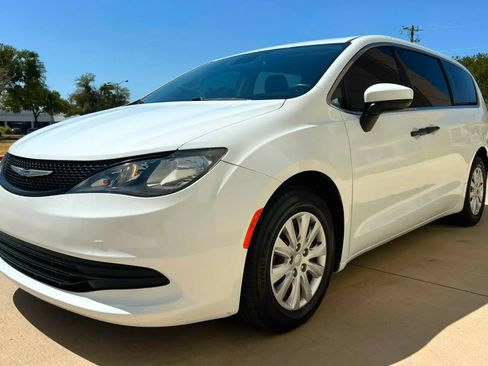 Used 2020 Chrysler Voyager L FWD image 5
