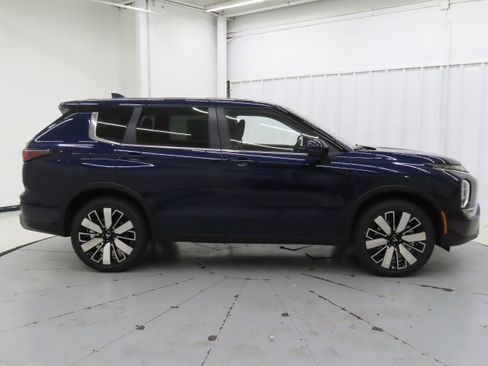 New 2025 Mitsubishi Outlander SE image 2