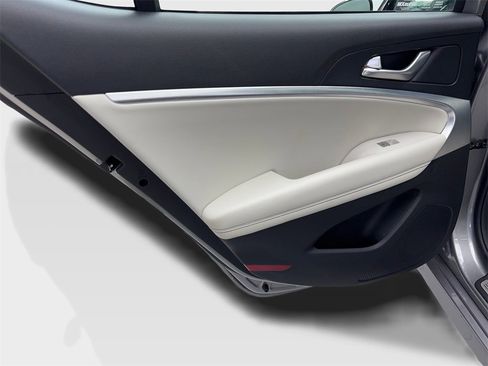 Used 2025 Genesis G70 2.5T image 37