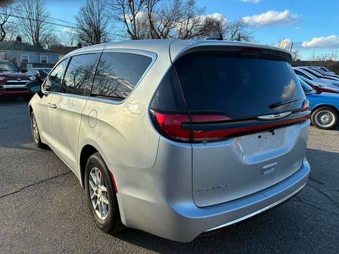 Used 2026 Chrysler Pacifica Select image 8