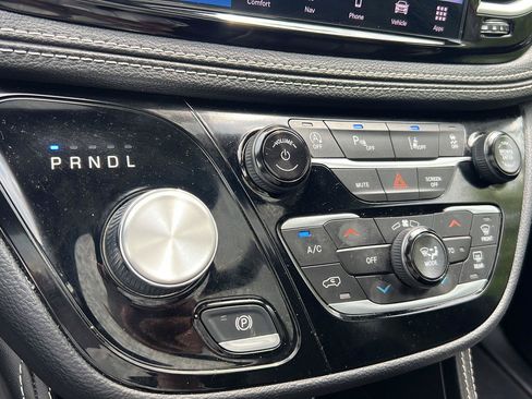 Used 2025 Chrysler Pacifica Limited FWD image 17