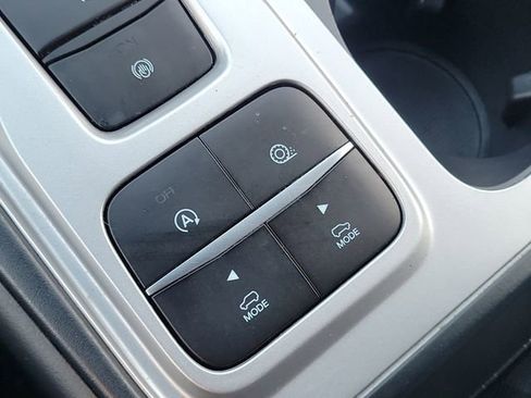 Used 2020 Ford Explorer XLT image 27