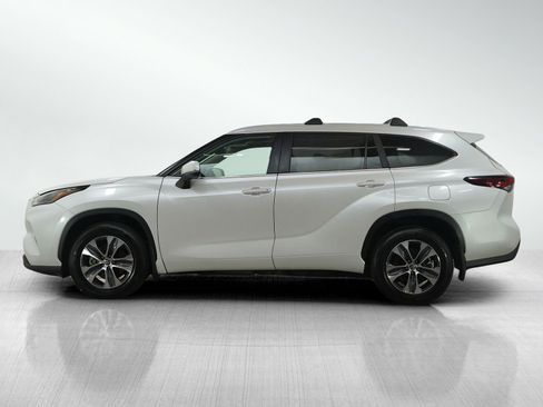 Used 2024 Toyota Highlander XLE image 2