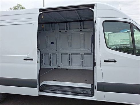 Used 2025 Mercedes-Benz Sprinter 2500 image 8