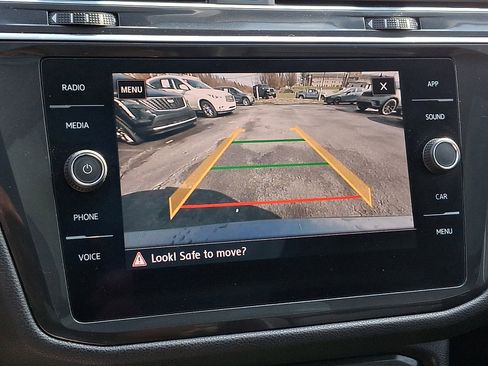 Used 2018 Volkswagen Tiguan SE w/ Panoramic Sunroof Package image 18