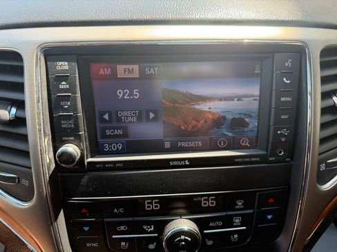 Used 2013 Jeep Grand Cherokee Overland w/ Advance Technology Group AWD/4WD image 23