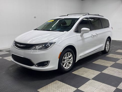 Used 2020 Chrysler Pacifica Touring-L FWD image 1