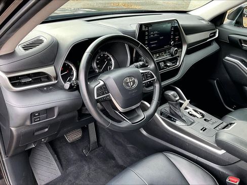 Certified 2022 Toyota Highlander XLE image 18