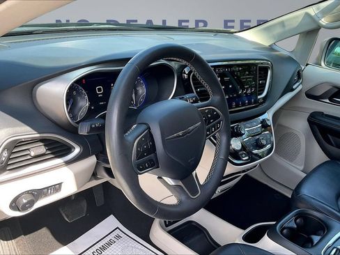 Used 2023 Chrysler Pacifica Touring-L FWD image 17