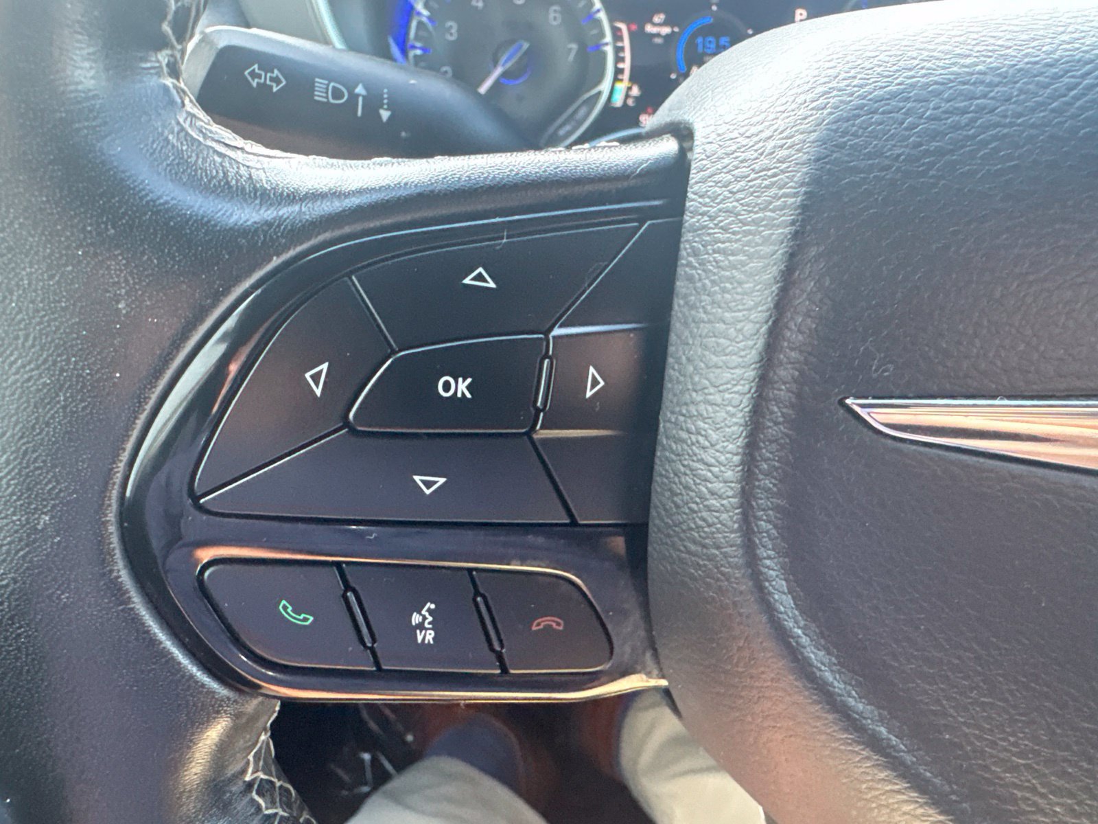 Used 2019 Chrysler Pacifica Touring Plus w/ Advanced Safetytec Group FWD image 30