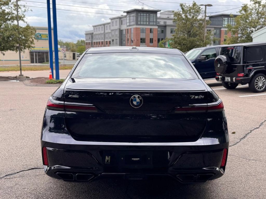 Used 2023 BMW 760i xDrive w/ Parking Assistance Package AWD/4WD image 5