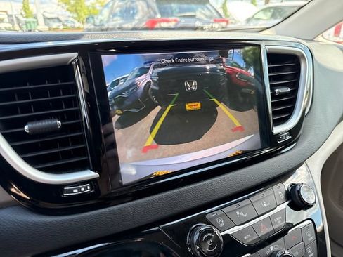 Used 2024 Chrysler Pacifica Touring-L FWD image 24