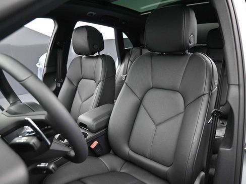 New 2026 Porsche Macan image 5