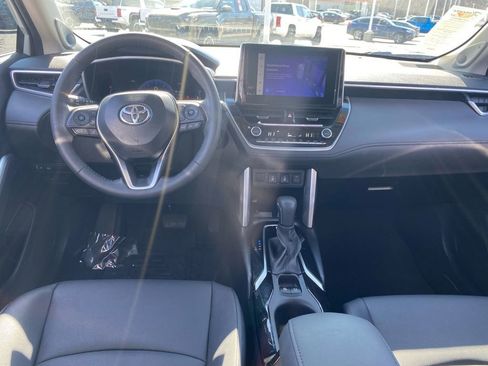 Used 2024 Toyota Corolla Cross XLE w/ Convenience Package image 9