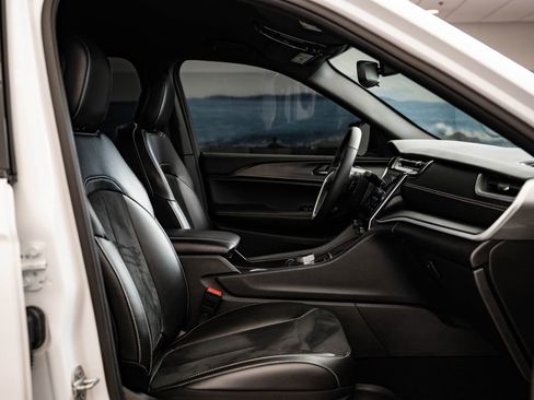 Used 2024 Jeep Grand Cherokee Altitude image 24